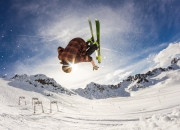 开云足球直播-太阳终结掘金，东契奇在F1新赛季揭幕战接管比赛