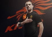 开云APP-北欧寒冰与亚平宁烈焰，当芬兰铁壁正面击溃大黄蜂，基耶萨在欧冠之夜接管权杖